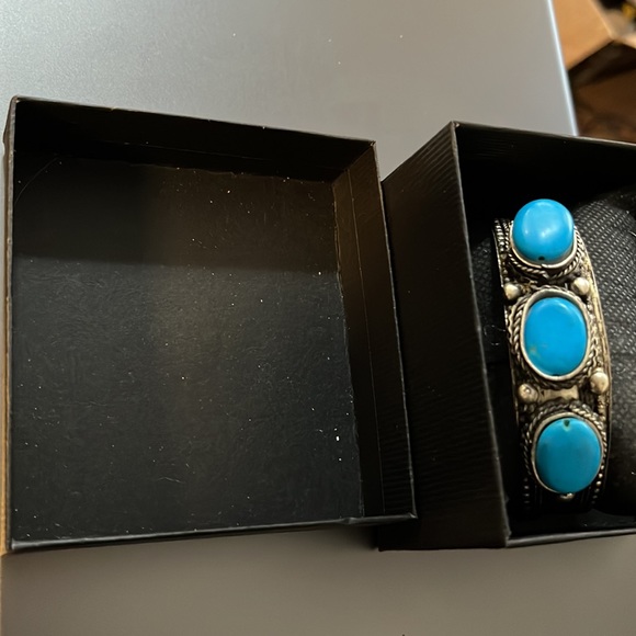 Vintage turquoise adjustable silver cuff. Hard to fine 34.82 grams.BoxeMARK DOWN - Picture 5 of 11